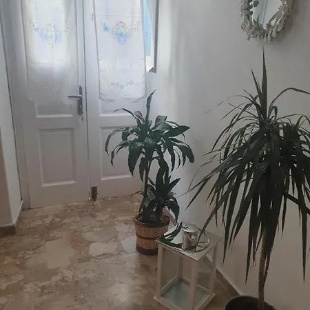 Paoulas Down Town Apartman Megáli Ámosz
